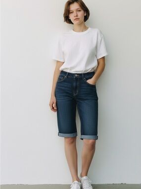 Levi’s Women’s Signature  Blue Denim Bermuda Shorts Size 12 W-31